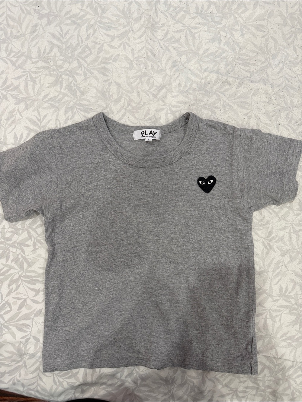 Comme des Garcons PLAY kids light Grey Short-Sleeve Heart Logo Tee size 4